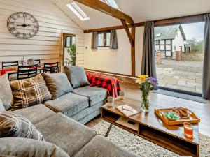 uma sala de estar com um sofá e uma mesa em 1 Bed in Northwich 1.8mi 91435 em Northwich