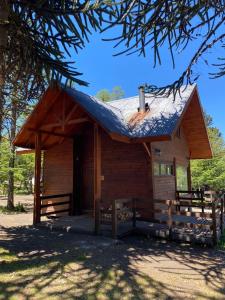 een kleine houten hut met een metalen dak bij Cabañas Sierra Nevada in Malalcahuello