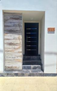 eine Tür in einem Gebäude mit einer Treppe davor in der Unterkunft Departamento BENSO in Paso de los Libres