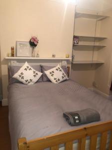 een bed met kussens in een kamer bij 275 in Nottingham