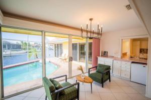 Bassein majutusasutuses Waterfront Home With Heated Pool/Jacuzzi and only 1mile to beach või selle lähedal