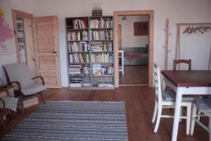 un salon avec une table et une étagère avec des livres dans l'établissement Statek uprostřed divoké zahrady, à Jistebnice
