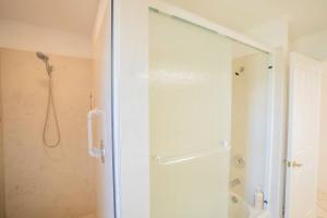 Vannituba majutusasutuses Waterfront Home With Heated Pool/Jacuzzi and only 1mile to beach