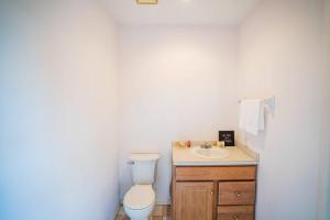 Vannituba majutusasutuses Waterfront Home With Heated Pool/Jacuzzi and only 1mile to beach
