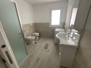 a bathroom with a sink and a toilet and a shower at Casa Giulietta in Padova