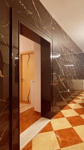 a mirror in a room with a marble wall at Luxury Villa Prada in Skriperón