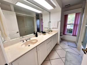Vannituba majutusasutuses Waterfront Home With Heated Pool/Jacuzzi and only 1mile to beach
