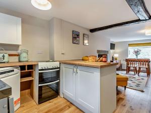 cocina con electrodomésticos blancos y comedor en 2 Bed in Hay-on-Wye 91484 en Hay-on-Wye