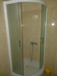 eine Dusche mit Glastür im Bad in der Unterkunft Apartment Grazdani in Ohrid