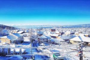 eine kleine Stadt voller Schnee mit Häusern in der Unterkunft Apartment Grazdani in Ohrid