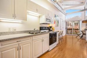 Dapur atau dapur kecil di Riverside Suites - Unit B +17 gambar