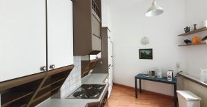 Suite in imperial design, central location في فيينا: مطبخ فيه موقد وطاولة