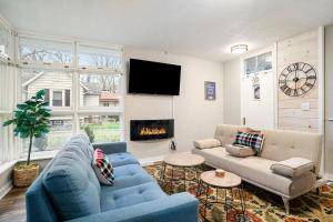 sala de estar con 2 sofás azules y chimenea en Lee Getaway, en South Haven