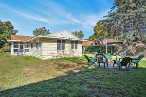 un grupo de sillas frente a una casa en Lee Getaway, en South Haven