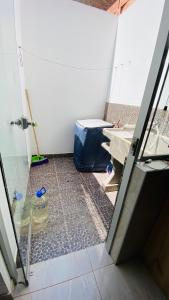 una puerta abierta de una habitación con aseo en una habitación en Apartamento/Departamento independiente nuevo, en Tacna