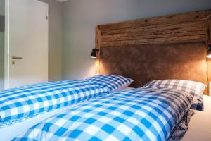 Un pat sau paturi într-o cameră la Suite Franz Tegernsee