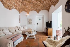 uma sala de estar com um sofá e uma mesa em Quinta da Colina em Loulé