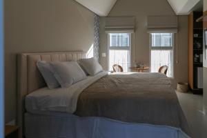 Uma cama ou camas num quarto em Onze Tuin vilinha típica