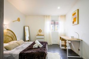ein kleines Schlafzimmer mit einem Bett und einem Schreibtisch in der Unterkunft Le Charles in Montbéliard