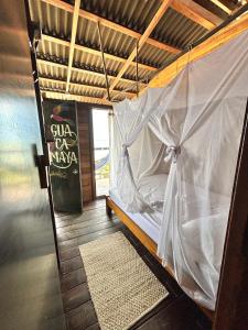 Guachaca的住宿－Hostal Paraíso，一间卧室配有一张带蚊帐的床