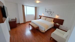 Habitación de hotel con cama y sofá en Hotel Ajavi, en Ibarra