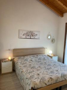 1 dormitorio con 1 cama y 2 mesitas de noche en Oasi Verde, en Palazzago