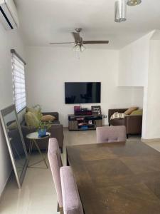 uma sala de estar com uma mesa e uma televisão em Casa con Alberca en colonia Vista Hermosa em Reynosa