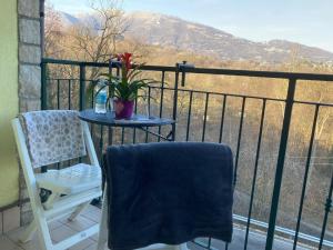 una mesa y sillas en un balcón con vistas en Oasi Verde, en Palazzago