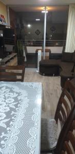 uma sala de estar com uma mesa e um sofá em Lindo Apartamento en Condominio Privado em Lima