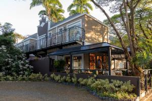 a house with a balcony on top of it at Vilinha típica - Suíte Onze Tuin - Entrada com senha - Somos hospedagem por temporada in Holambra