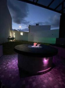 una hoguera en medio de un patio por la noche en SAN JUAN DEL RIO, QUERETARO, 