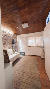 sala de estar con sofá blanco y techo de madera en Suite 13 Loft mit Terrasse, en Teublitz