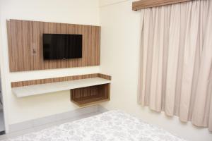 Habitación con TV en la pared en Reserve Caldas Lacqua 3, en Caldas Novas