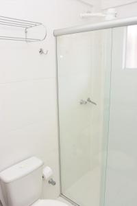 y baño con ducha y aseo. en Reserve Caldas Lacqua 3, en Caldas Novas