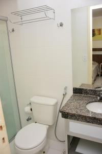 Baño blanco con aseo y lavamanos en Reserve Caldas Lacqua 3, en Caldas Novas