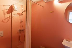 W łazience znajduje się prysznic i umywalka. w obiekcie Cirkusvognen på Ærø w mieście Marstal