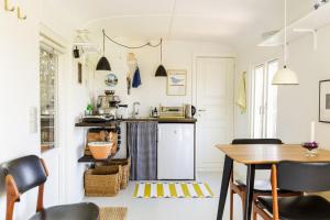 a kitchen with a table and chairs in a room at Cirkusvognen på Ærø in Marstal