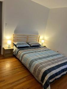 sypialnia z łóżkiem z dwoma lampami na dwóch stołach w obiekcie Remarkable 3 Room Apt Close to NYC w mieście Jersey City