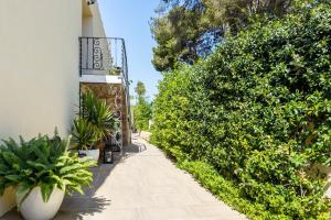 una pasarela con plantas al lado de un edificio en Precioso apartamento con Jardín a 500m de la Playa en Altafulla