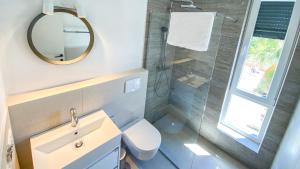 ザヴァラにあるNautilus-Bay Suites - Vierzimmer Penthouse 430のシャワー、洗面台、鏡を備えたバスルーム +24枚の写真