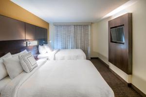 Habitación de hotel con 2 camas y TV en Residence Inn by Marriott Rapid City, en Rapid City