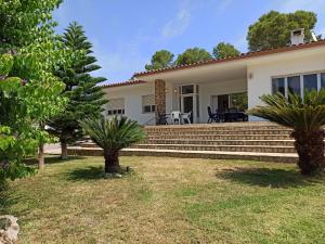 una casa con escaleras y árboles en el patio en Casa L'Escala, 4 dormitorios, 8 personas - ES-89-127, en Torroella de Montgrí