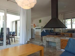 sala de estar con sofá y chimenea en Casa L'Escala, 4 dormitorios, 8 personas - ES-89-127, en Torroella de Montgrí