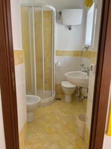 een badkamer met een douche, een toilet en een wastafel bij Casa Baia Luna in Ponza