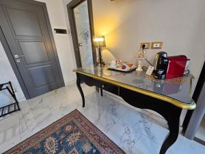 トリノにあるDorotea Rooms Torino Centroのテーブルと電話が備わる部屋