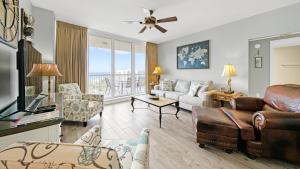 德斯坦St Lucia 1204 a Luxury Condo with Gulf Views的带沙发和椅子的客厅