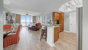 德斯坦St Lucia 1204 a Luxury Condo with Gulf Views的厨房和客厅,享有海景
