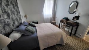 Photo de la galerie de l'établissement Maison de ville avec garage, à Beaugency