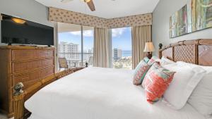 德斯坦St Lucia 1204 a Luxury Condo with Gulf Views的一间卧室设有一张大床和大窗户
