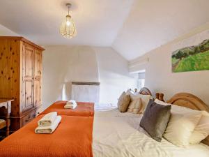 ein Schlafzimmer mit einem großen Bett mit Handtüchern darauf in der Unterkunft 3 Bed in Hartington 90125 in Hartington